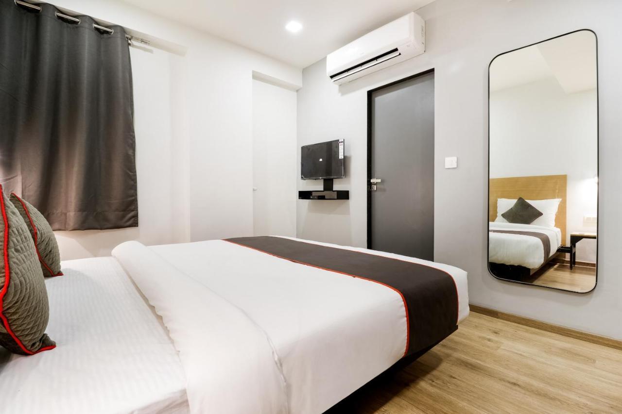 Hotel Oyo Townhouse 169 Aqua Corridor Bhatha Esterno foto